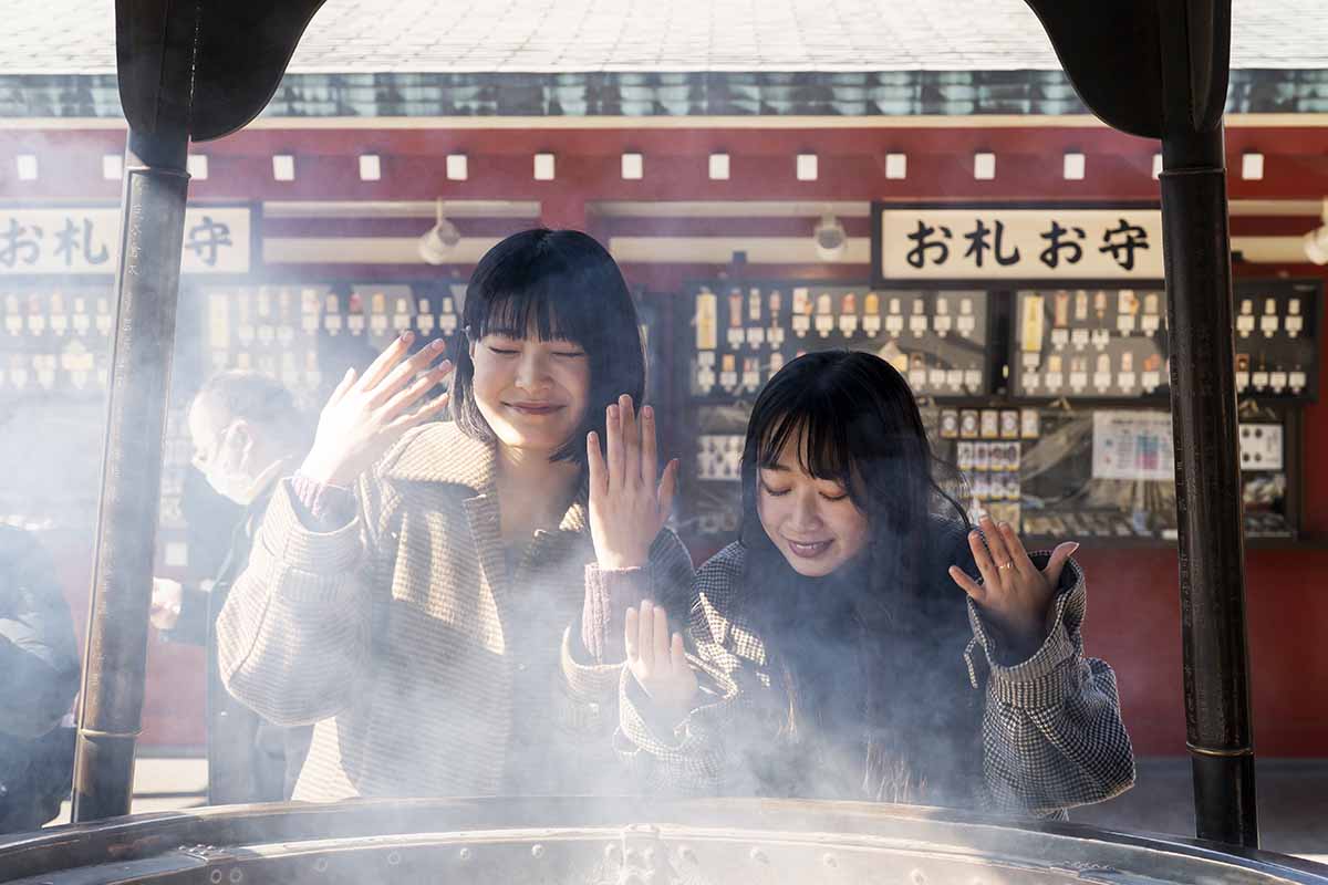 2023旅遊趨勢報告-日本文化,兩個女生寺廟祈福