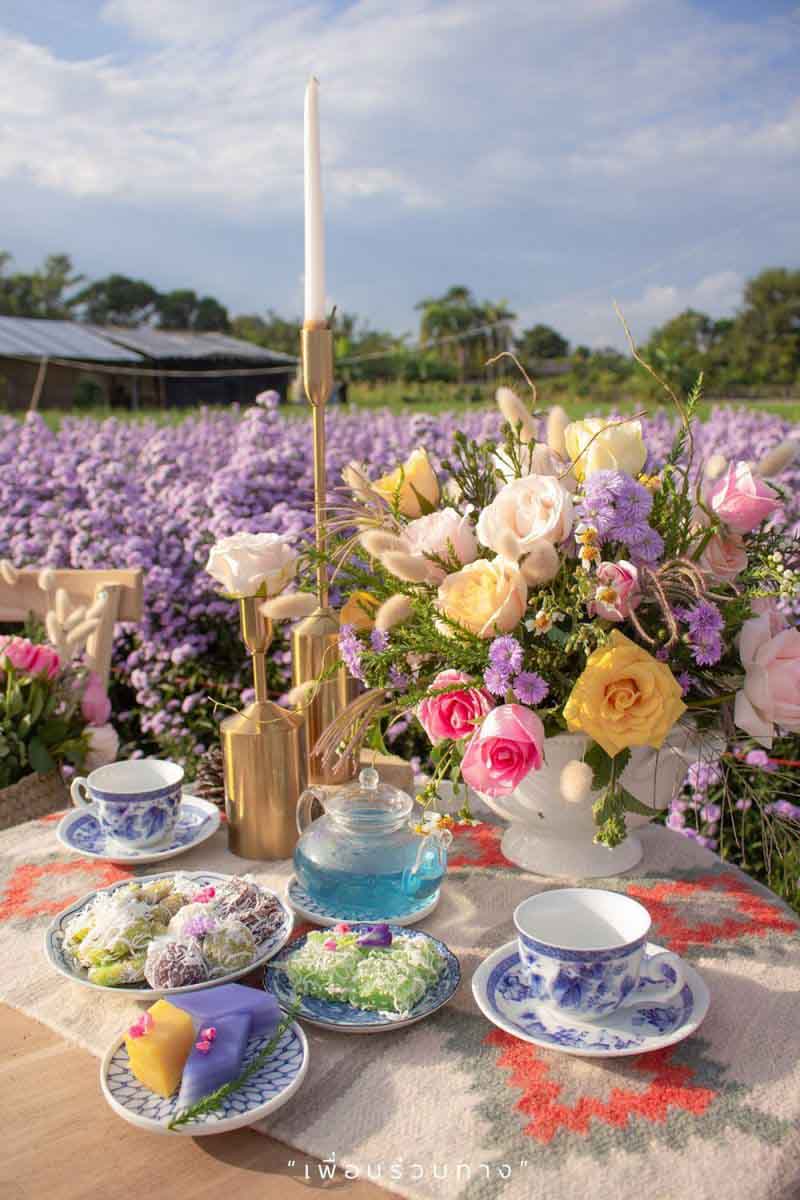 在花園裡桌上放著特色下午茶