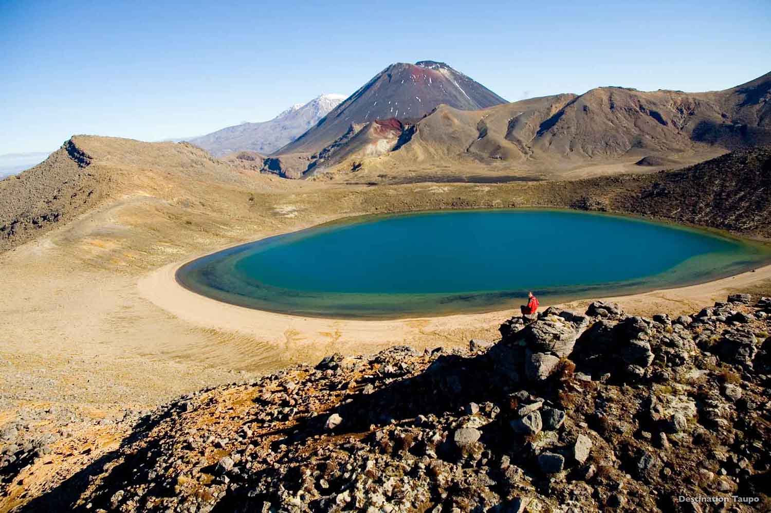 湯加里羅高山穿越俯瞰翡翠藍的火山口湖周圍山丘環繞