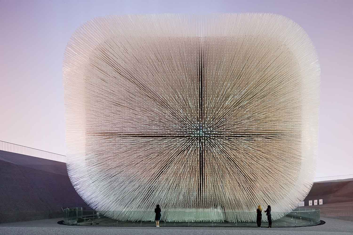 Thomas Heatherwick「種子聖殿」由25萬顆千年種子銀行提供的植物種子放入六萬根細長透明的壓克力條中,也讓英國館獲得「蒲公英館」的可愛別名。