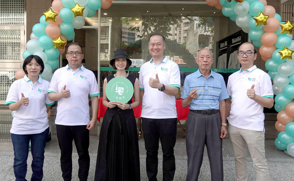 歐德集團新品牌i宅設計台中店開幕，一日店長潘慧如(左三)、歐德集團總經理陳國甫(中)等貴賓蒞臨