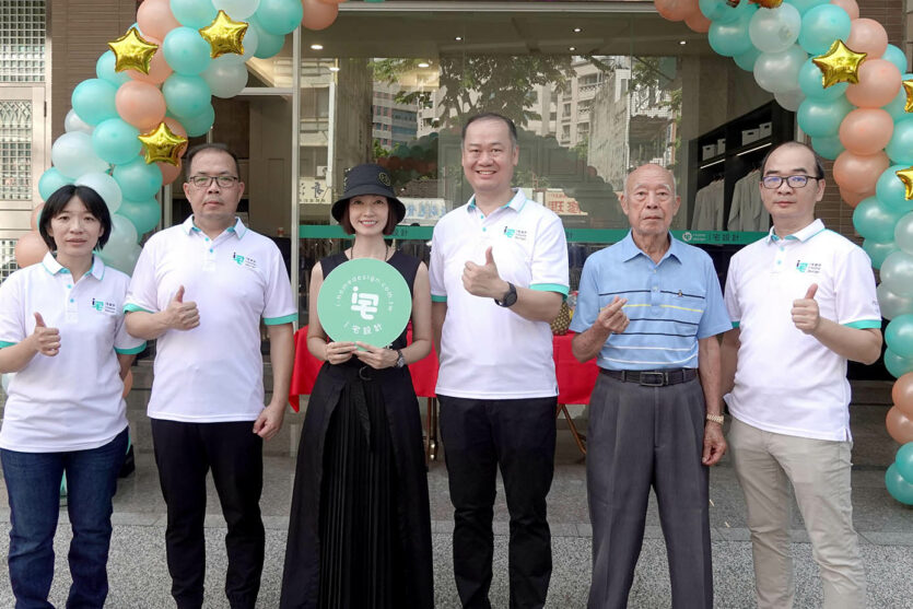 歐德集團新品牌i宅設計台中店開幕，一日店長潘慧如(左三)、歐德集團總經理陳國甫(中)等貴賓蒞臨